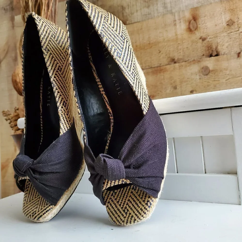 KELLY & KATIE ESPADRILLE WEDGE SANDAL SIZE 6.